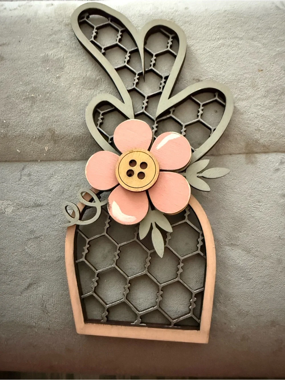 Wood  chicken wire carrot leaner home decor